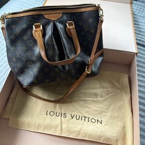 Louis Vuitton handbag,
Overall in good shape, two corners worn out, like shown